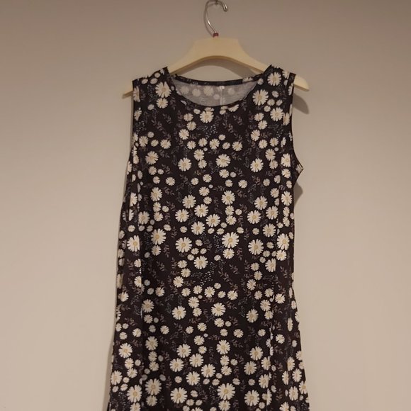 Daisy On Black Knee Length Dress. Size Large - Picture 1 of 2